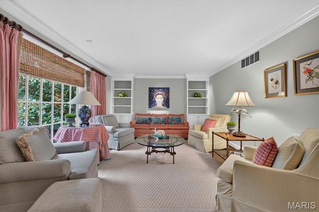 18 S McKnight Road, St Louis, MO 63124