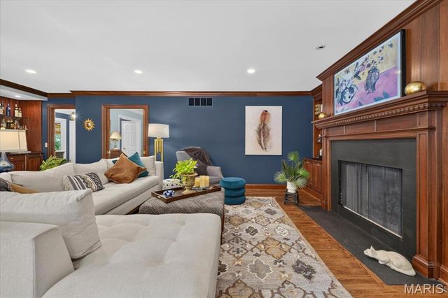 18 S McKnight Road, St Louis, MO 63124