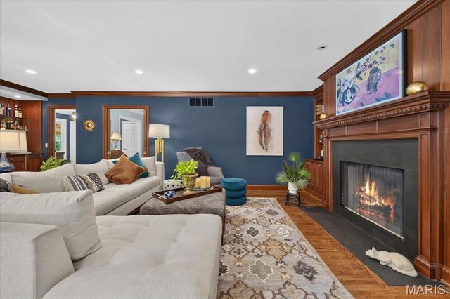 18 S McKnight Road, St Louis, MO 63124