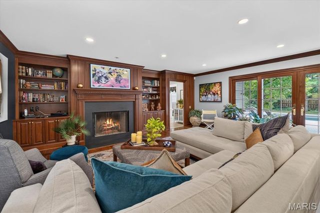 18 S McKnight Road, St Louis, MO 63124