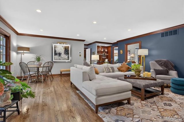 18 S McKnight Road, St Louis, MO 63124