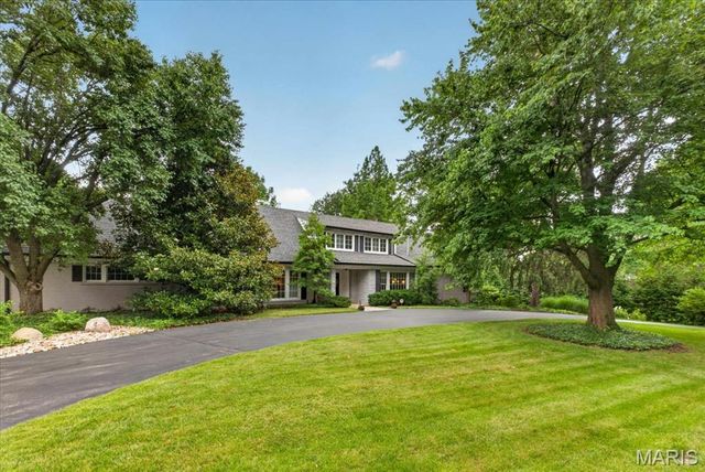 18 S McKnight Road, St Louis, MO 63124