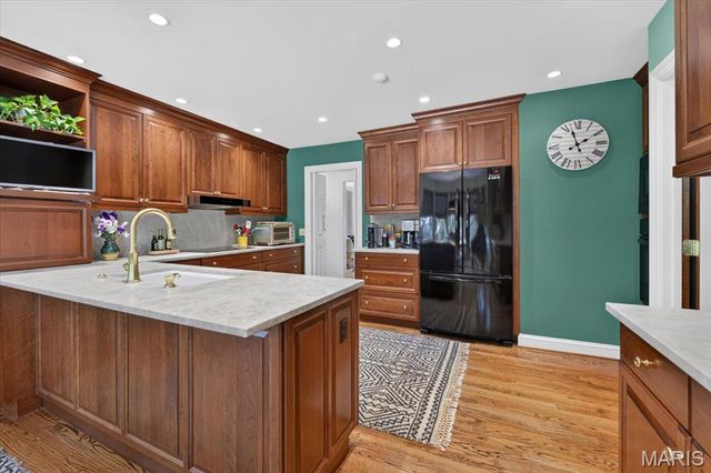 18 S McKnight Road, St Louis, MO 63124