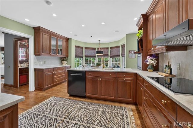 18 S McKnight Road, St Louis, MO 63124
