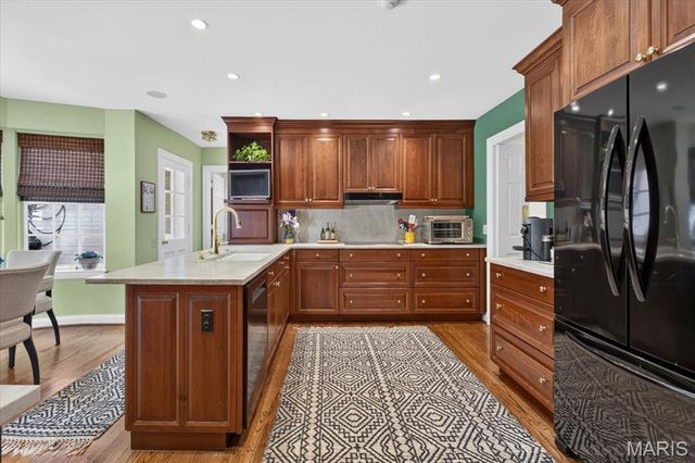 18 S McKnight Road, St Louis, MO 63124