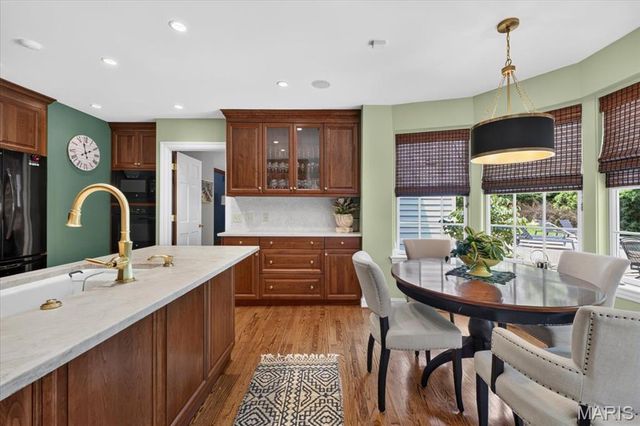18 S McKnight Road, St Louis, MO 63124