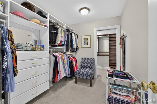 18 S McKnight Road, St Louis, MO 63124
