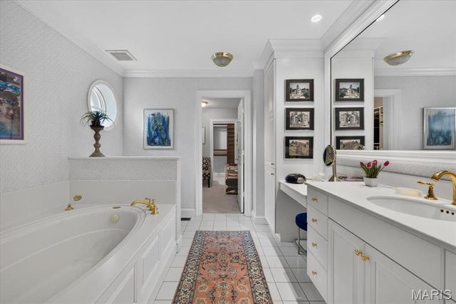 18 S McKnight Road, St Louis, MO 63124