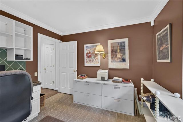 18 S McKnight Road, St Louis, MO 63124