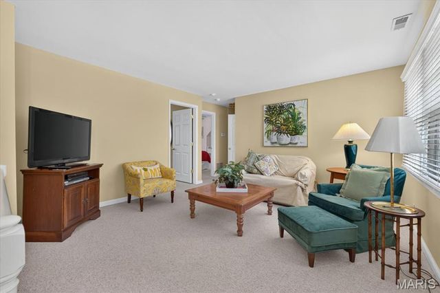 18 S McKnight Road, St Louis, MO 63124