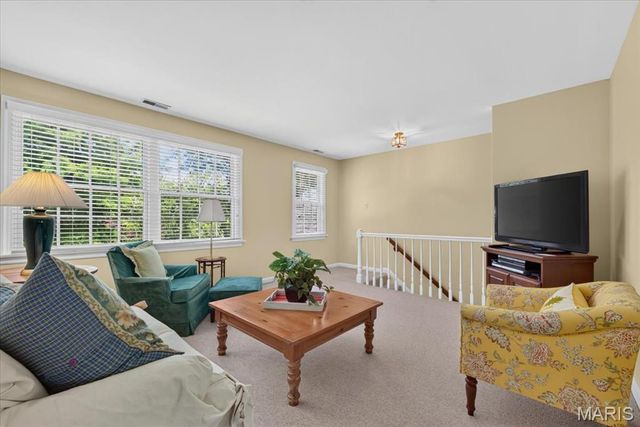 18 S McKnight Road, St Louis, MO 63124