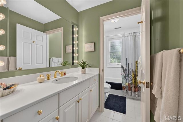 18 S McKnight Road, St Louis, MO 63124
