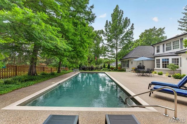 18 S McKnight Road, St Louis, MO 63124
