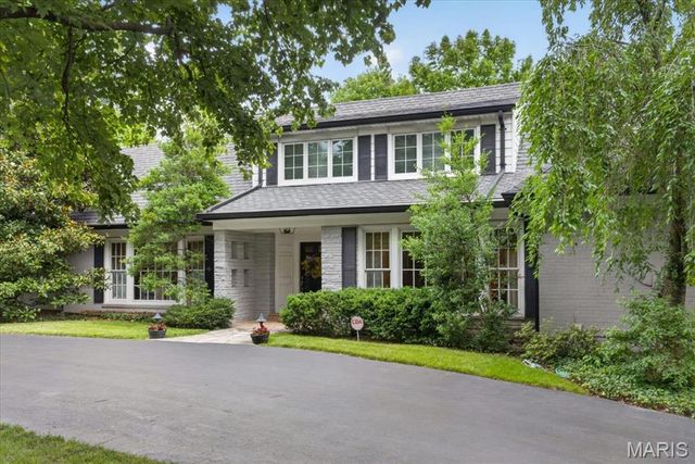 18 S McKnight Road, St Louis, MO 63124
