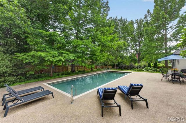 18 S McKnight Road, St Louis, MO 63124