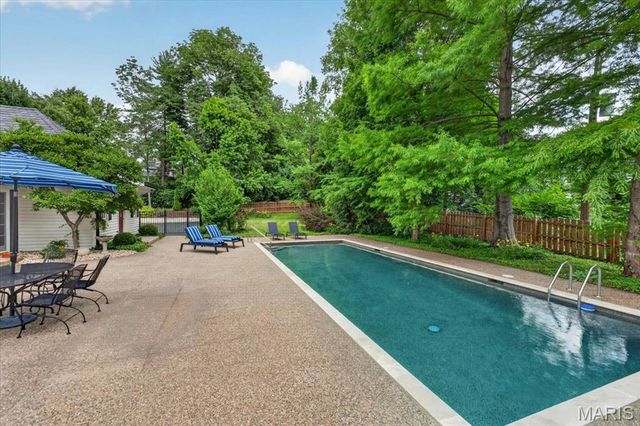 18 S McKnight Road, St Louis, MO 63124