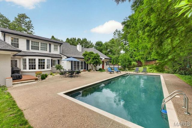 18 S McKnight Road, St Louis, MO 63124