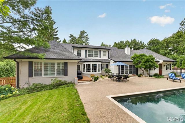 18 S McKnight Road, St Louis, MO 63124