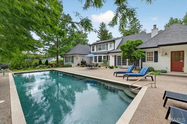18 S McKnight Road, St Louis, MO 63124