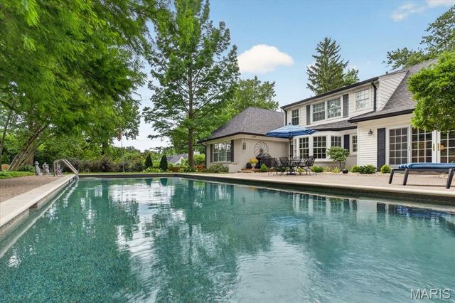 18 S McKnight Road, St Louis, MO 63124