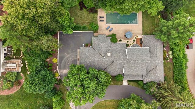18 S McKnight Road, St Louis, MO 63124
