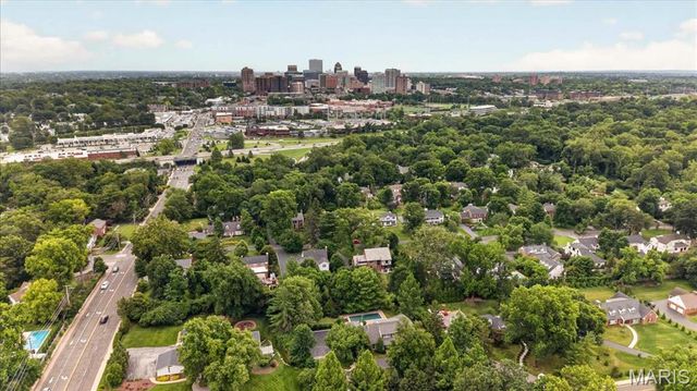 18 S McKnight Road, St Louis, MO 63124