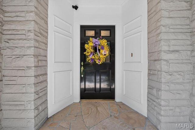 18 S McKnight Road, St Louis, MO 63124