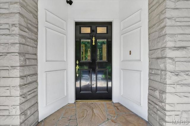 18 S McKnight Road, St Louis, MO 63124