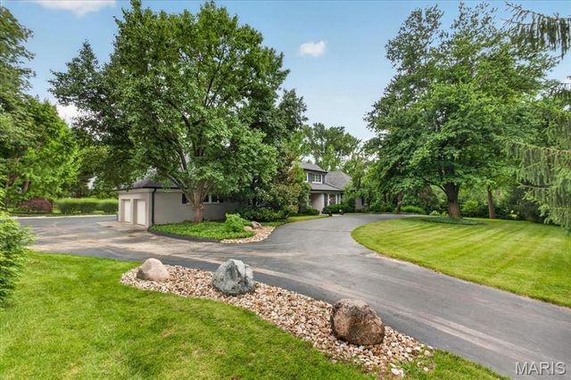 18 S McKnight Road, St Louis, MO 63124
