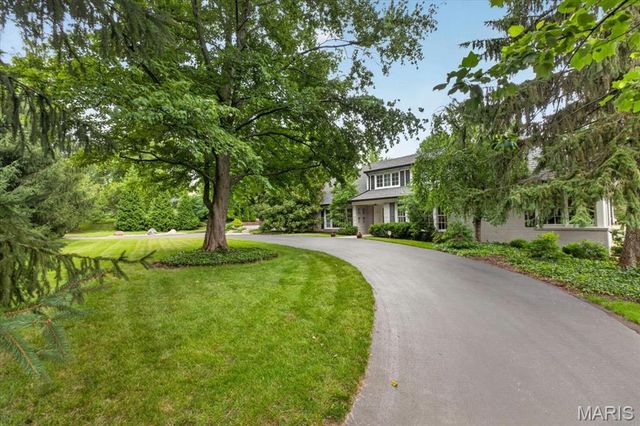 18 S McKnight Road, St Louis, MO 63124