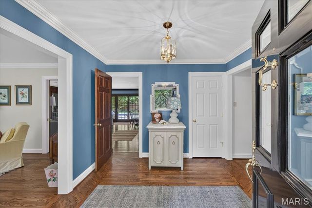 18 S McKnight Road, St Louis, MO 63124