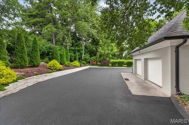 18 S McKnight Road, St Louis, MO 63124