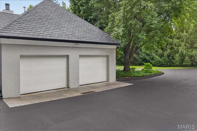 18 S McKnight Road, St Louis, MO 63124