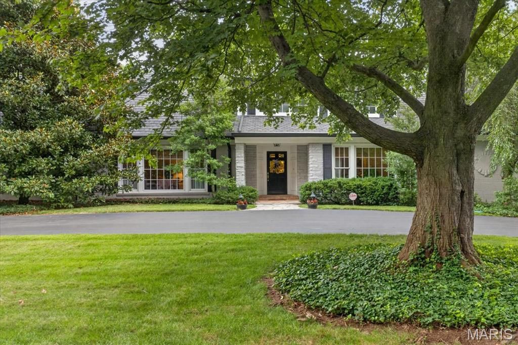 18 S McKnight Road, St Louis, MO 63124