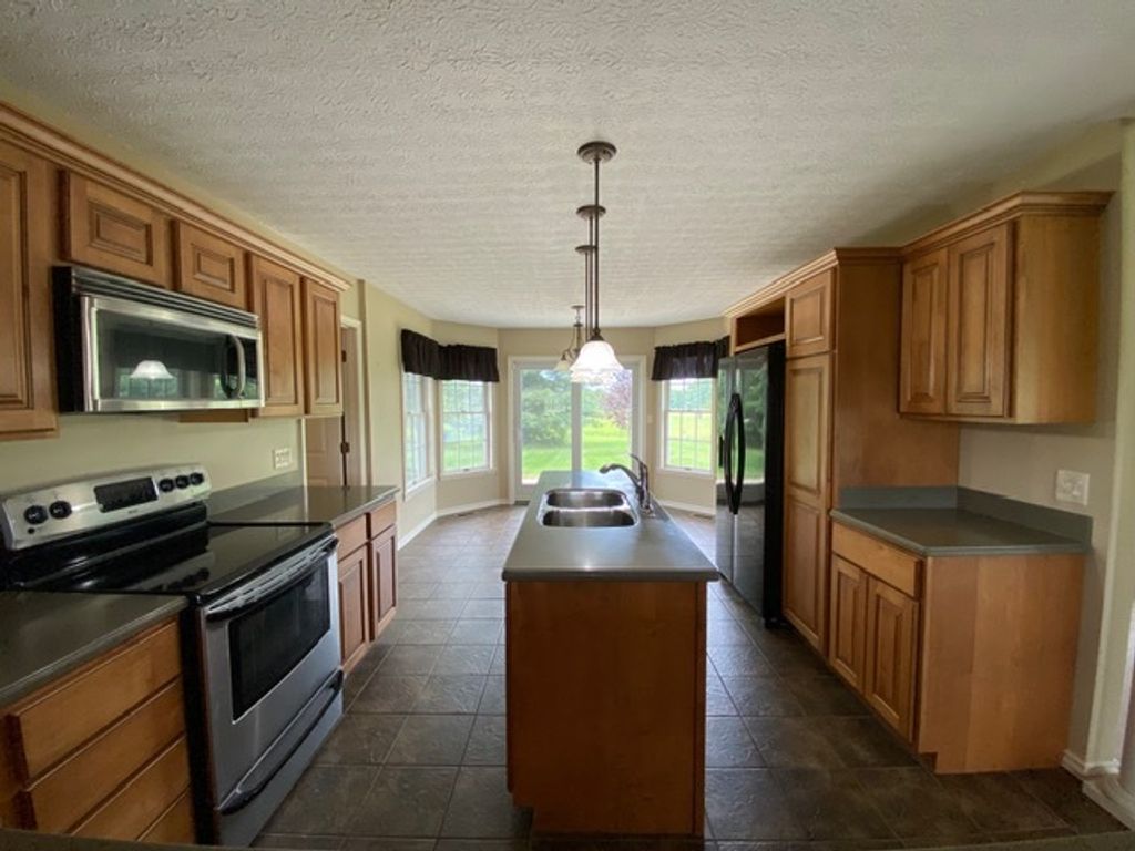 Image 4 of property listing at 11426 E Radisson, Mt Vernon, IL 62864