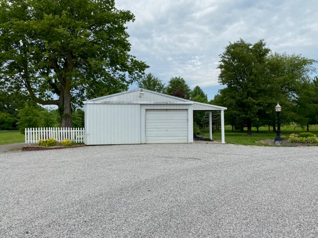 Image 37 of property listing at 11426 E Radisson, Mt Vernon, IL 62864