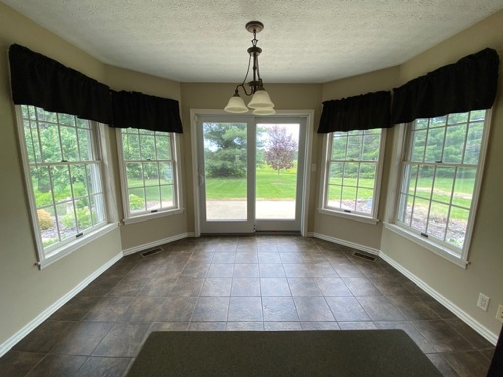 Image 6 of property listing at 11426 E Radisson, Mt Vernon, IL 62864