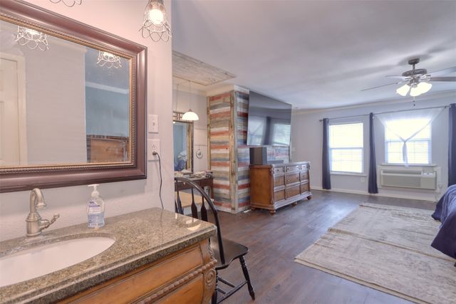 914 S Avenue N, Clifton, TX 76634