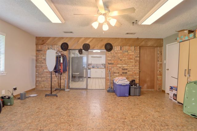 914 S Avenue N, Clifton, TX 76634