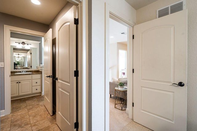 631 Stepping Stone WAY, Pewaukee, WI 53072