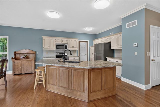 613 SW Derby Drive, Lee's Summit, MO 64081