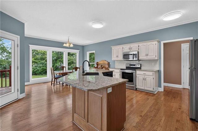 613 SW Derby Drive, Lee's Summit, MO 64081