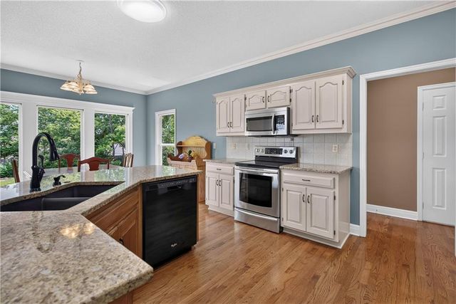 613 SW Derby Drive, Lee's Summit, MO 64081