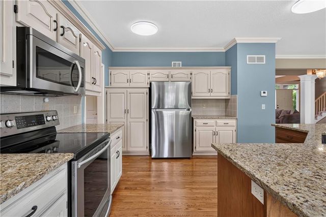 613 SW Derby Drive, Lee's Summit, MO 64081