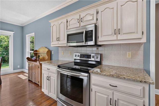 613 SW Derby Drive, Lee's Summit, MO 64081