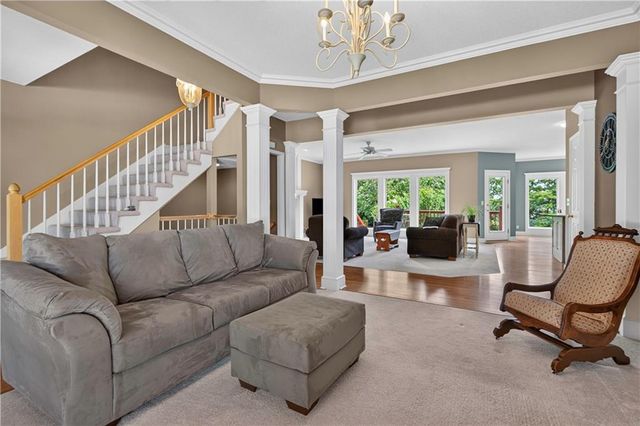 613 SW Derby Drive, Lee's Summit, MO 64081