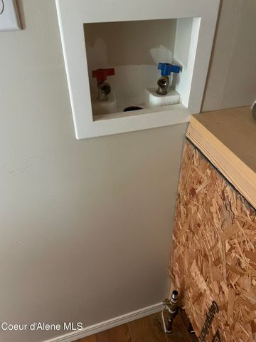 1094 Fortyniner LN, Bonners Ferry, ID 83805