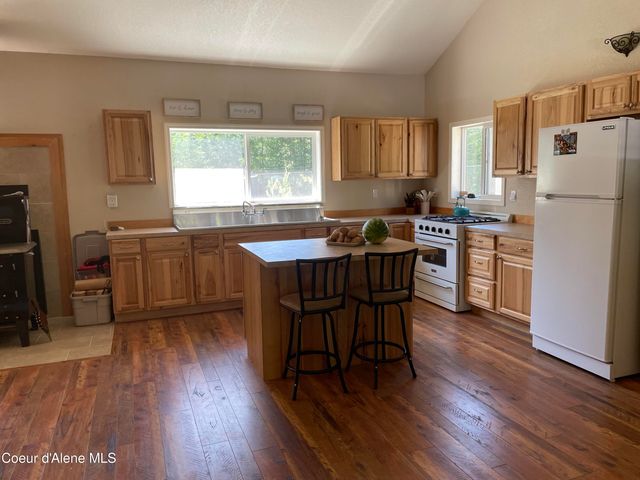 1094 Fortyniner LN, Bonners Ferry, ID 83805