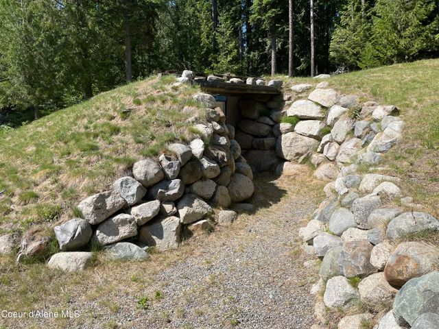 1094 Fortyniner LN, Bonners Ferry, ID 83805