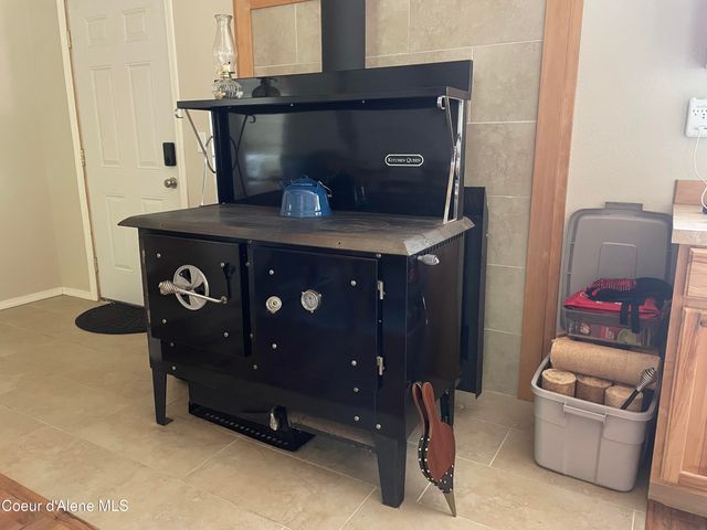 1094 Fortyniner LN, Bonners Ferry, ID 83805